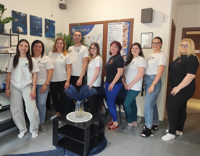 A Mandala Rehabilitációs Stúdió csapata a stúdió váróterében
